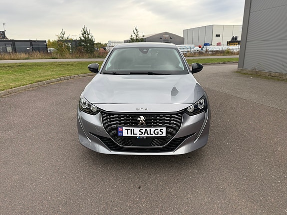 Peugeot e-208 2 of 24