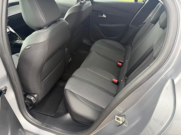 Peugeot e-208 16 of 24