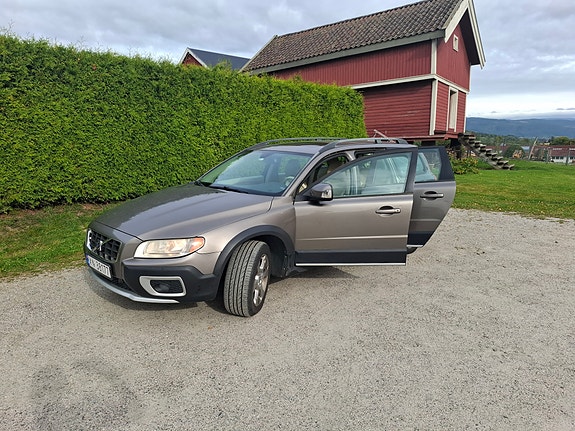 Volvo XC70 2 of 13