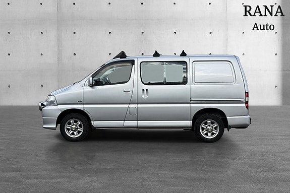 Toyota HiAce 8 of 23
