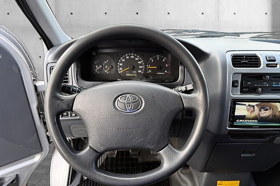 Toyota HiAce 12 of 23