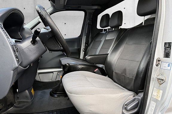 Toyota HiAce 9 of 23