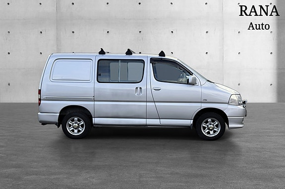Toyota HiAce 7 of 23