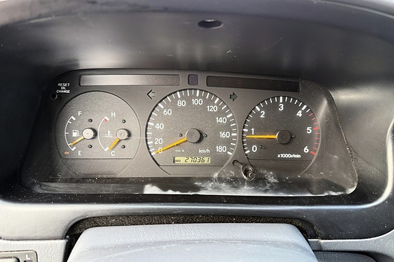 Toyota HiAce 13 of 23
