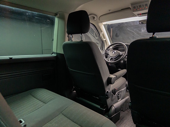 Volkswagen Caravelle 24 of 30