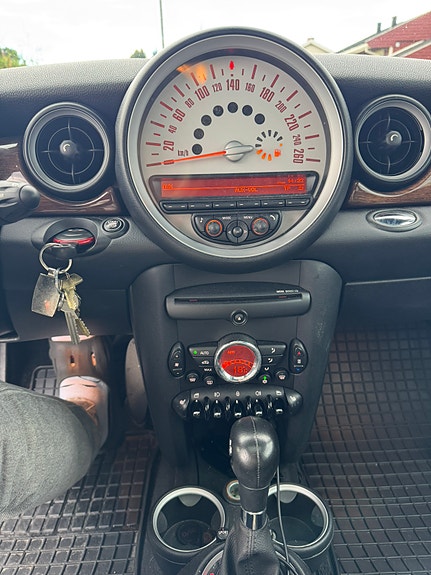 MINI Cooper 13 of 16