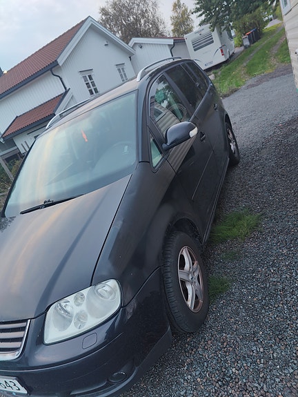 Volkswagen Touran 2 of 23
