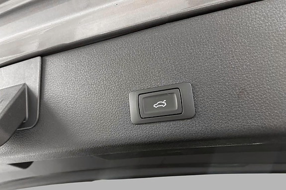 Audi e-tron 11 of 24