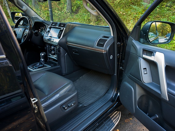 Toyota Land Cruiser 12 of 30