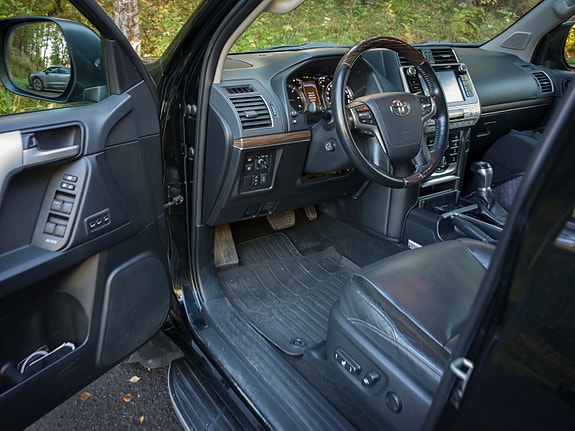 Toyota Land Cruiser 11 of 30