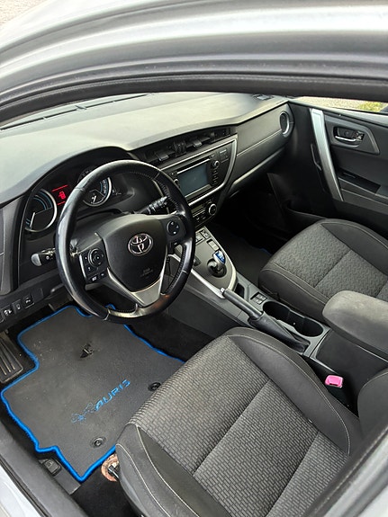 Toyota Auris 10 of 16