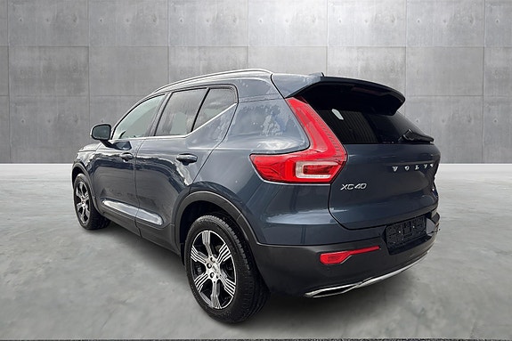 Volvo XC40 3 of 15