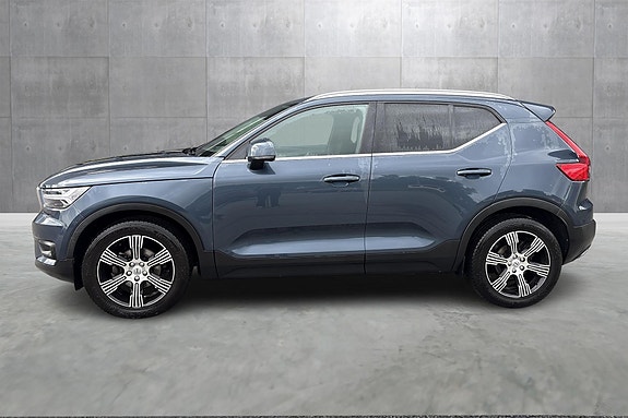Volvo XC40 2 of 15