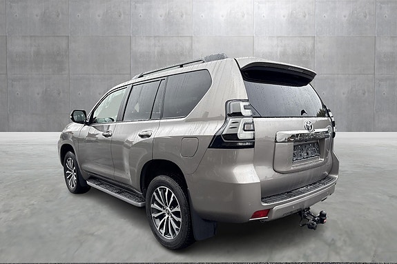 Toyota Land Cruiser 2 of 19