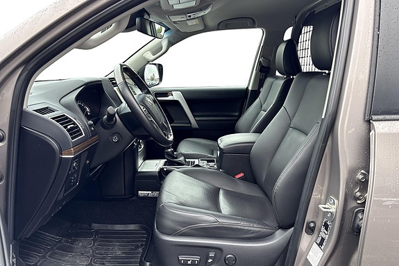 Toyota Land Cruiser 3 of 19
