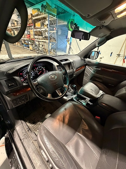 Toyota Land Cruiser 4 of 6