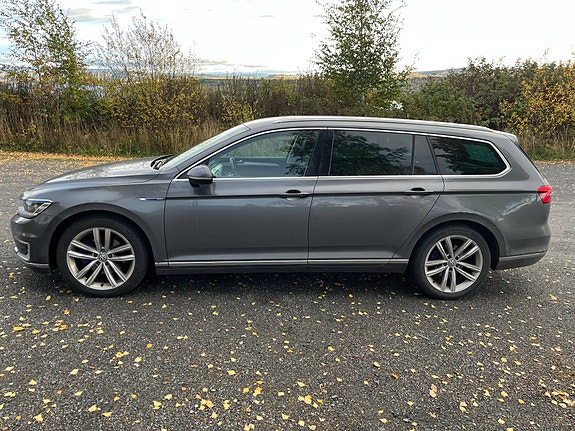 Volkswagen Passat 2 of 11
