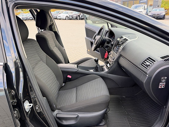 Toyota Avensis 9 of 12