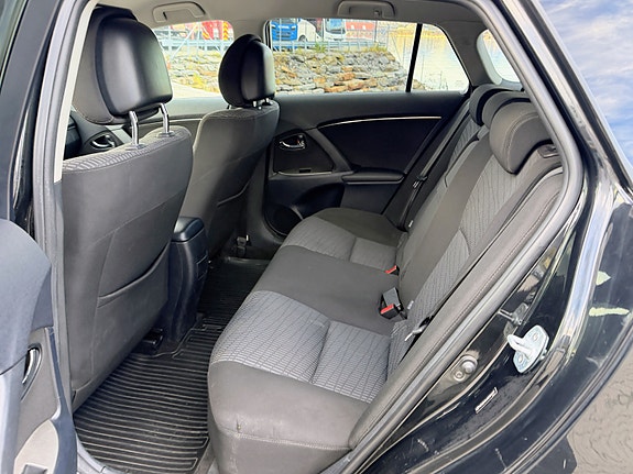 Toyota Avensis 8 of 12