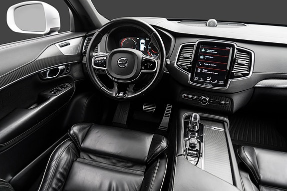 Volvo XC90 10 of 30