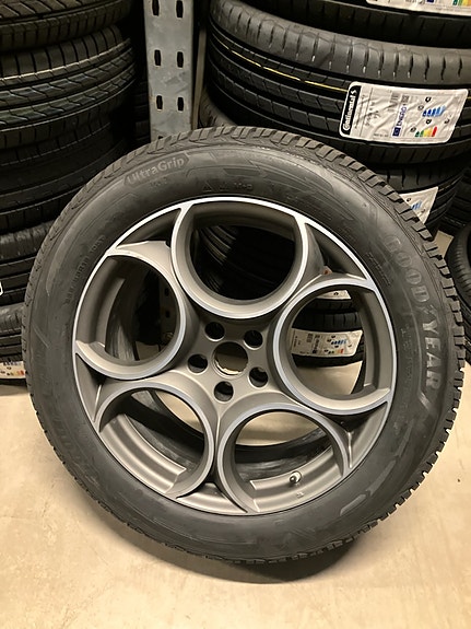 Alfa Romeo Stelvio 23 of 24