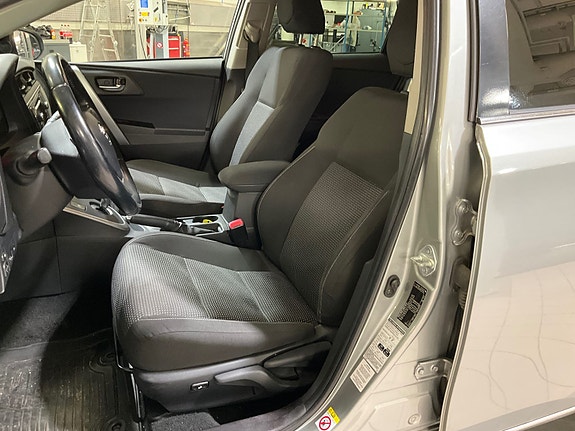 Toyota Auris 11 of 16