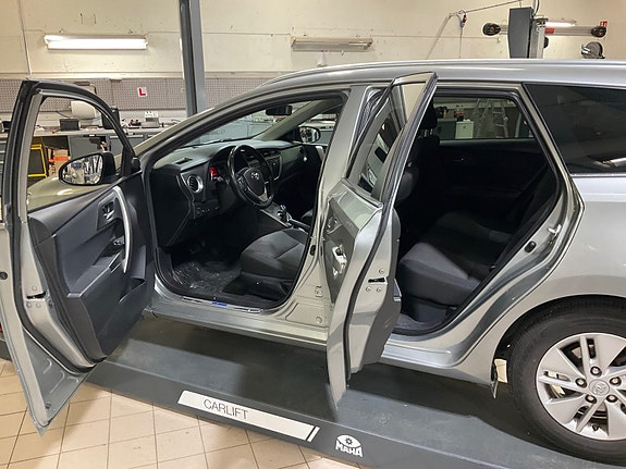 Toyota Auris 9 of 16