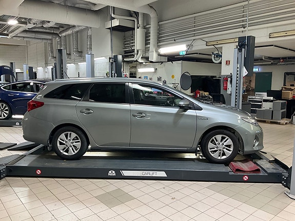 Toyota Auris 7 of 16