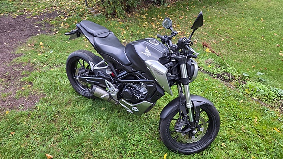 Honda CB 125 R 2 of 8