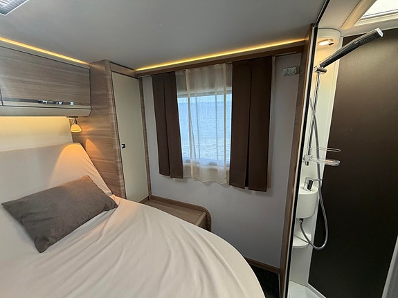 Adria Sonic 600 SC Queenbed, Sykkelstativ, senkeseng kjøres på klasse B 16 of 27