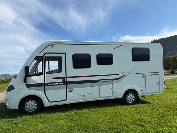 Adria Sonic 600 SC Queenbed, Sykkelstativ, senkeseng kjøres på klasse B 3 of 27