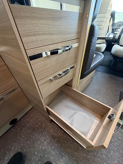Adria Sonic 600 SC Queenbed, Sykkelstativ, senkeseng kjøres på klasse B 14 of 27