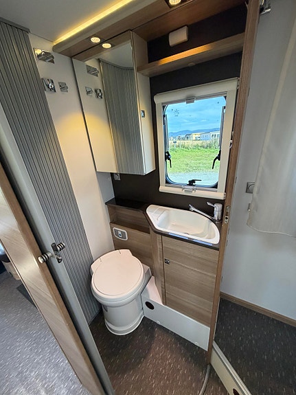 Adria Sonic 600 SC Queenbed, Sykkelstativ, senkeseng kjøres på klasse B 24 of 27