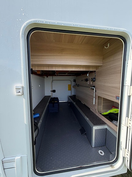 Adria Sonic 600 SC Queenbed, Sykkelstativ, senkeseng kjøres på klasse B 4 of 27