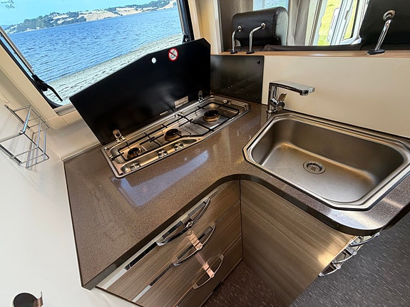 Adria Sonic 600 SC Queenbed, Sykkelstativ, senkeseng kjøres på klasse B 10 of 27
