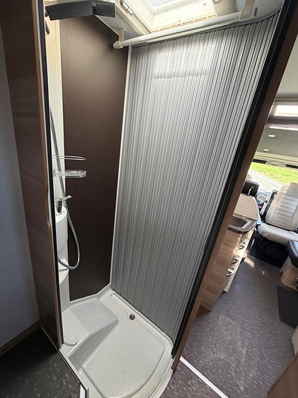 Adria Sonic 600 SC Queenbed, Sykkelstativ, senkeseng kjøres på klasse B 21 of 27
