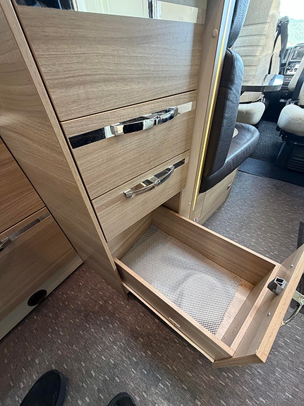 Adria Sonic 600 SC Queenbed, Sykkelstativ, senkeseng kjøres på klasse B 13 of 27