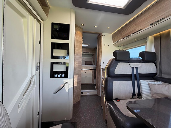 Adria Sonic 600 SC Queenbed, Sykkelstativ, senkeseng kjøres på klasse B 12 of 27