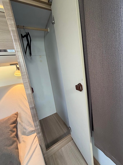 Adria Sonic 600 SC Queenbed, Sykkelstativ, senkeseng kjøres på klasse B 19 of 27