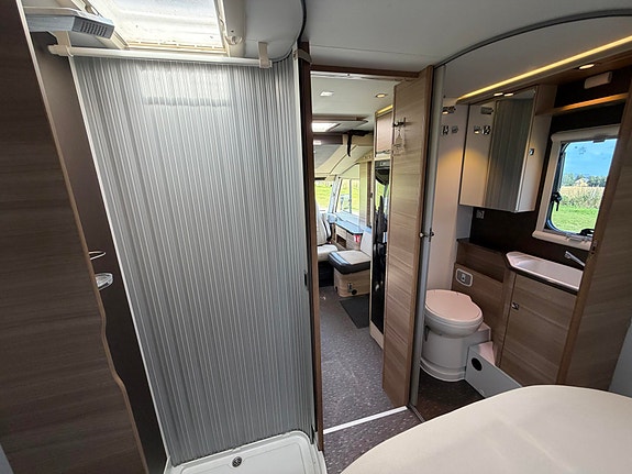 Adria Sonic 600 SC Queenbed, Sykkelstativ, senkeseng kjøres på klasse B 20 of 27