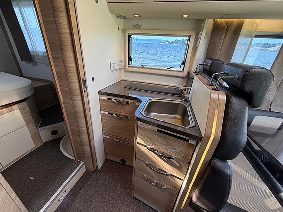 Adria Sonic 600 SC Queenbed, Sykkelstativ, senkeseng kjøres på klasse B 11 of 27