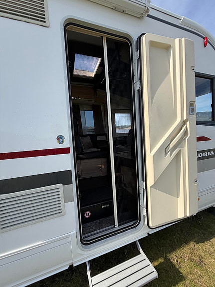 Adria Sonic 600 SC Queenbed, Sykkelstativ, senkeseng kjøres på klasse B 7 of 27