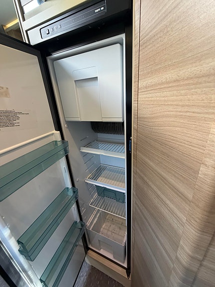 Adria Sonic 600 SC Queenbed, Sykkelstativ, senkeseng kjøres på klasse B 18 of 27