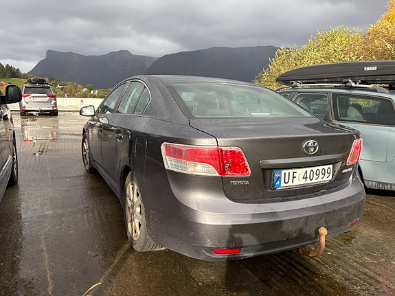 Toyota Avensis 2 of 9