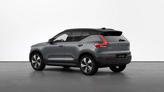 Volvo XC40 2 of 28