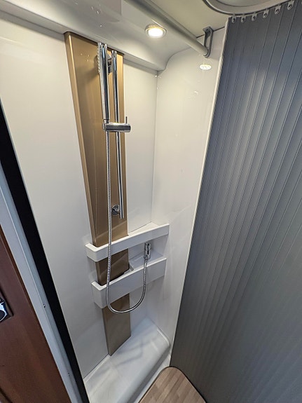 LMC COMFORT I695 TRUMA / AUTOMAT / ROMSLIG / LAV KM STAND / 19 of 26