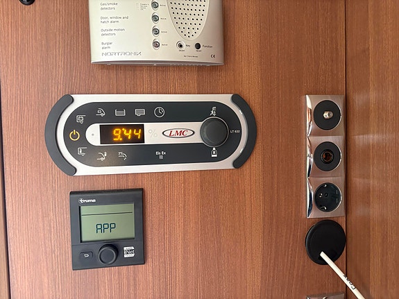 LMC COMFORT I695 TRUMA / AUTOMAT / ROMSLIG / LAV KM STAND / 22 of 26