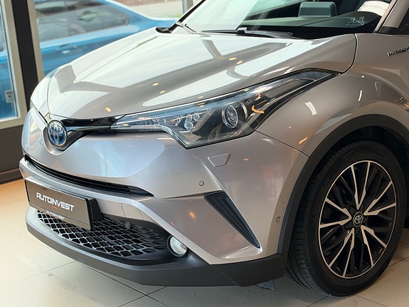 Toyota C-HR 2 of 30