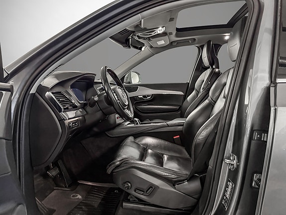 Volvo XC90 10 of 30