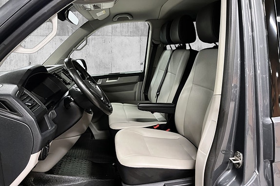 Volkswagen Caravelle 12 of 23
